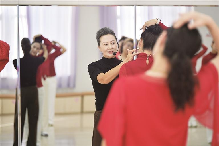 銀發李春虹 T臺上“重啟人生”